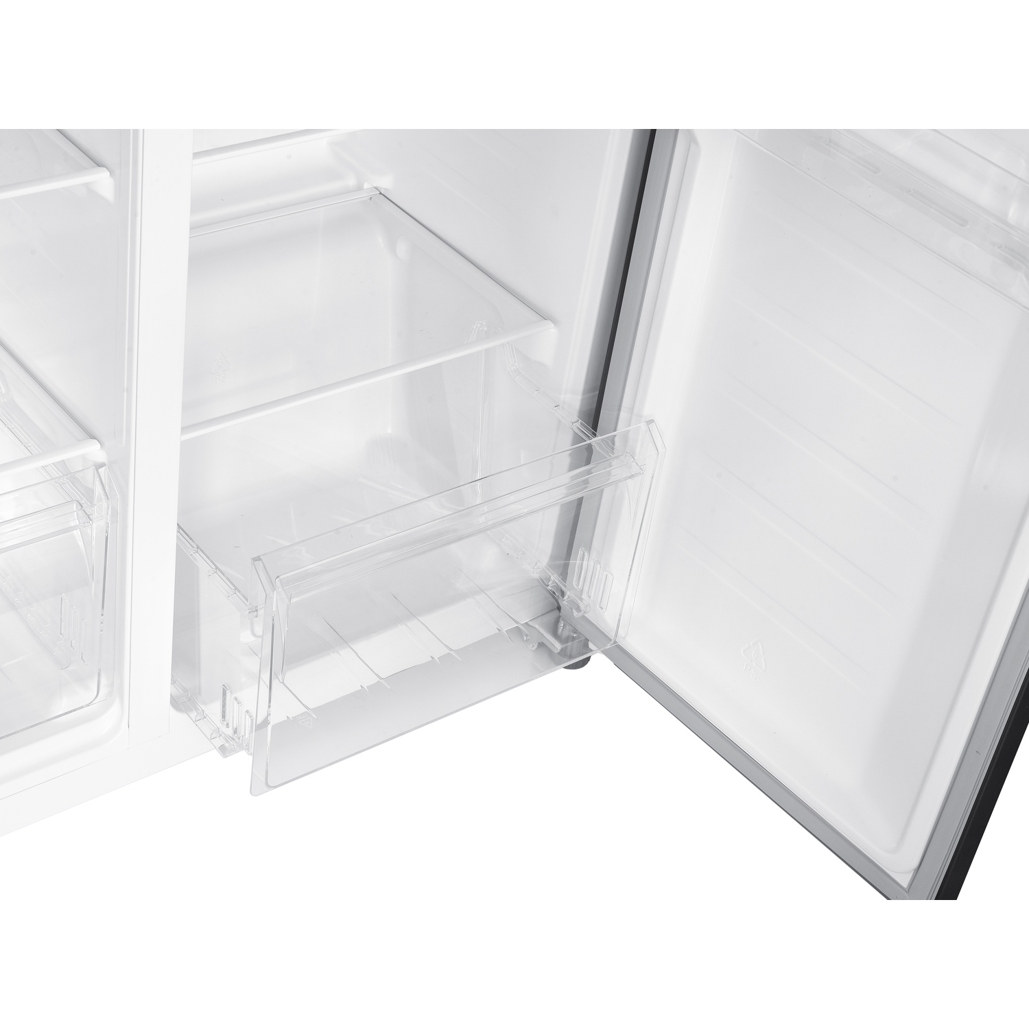 Interno frigorifero aperto con cassetti e ripiani in plastica trasparente. Interno bianco con finiture nere.