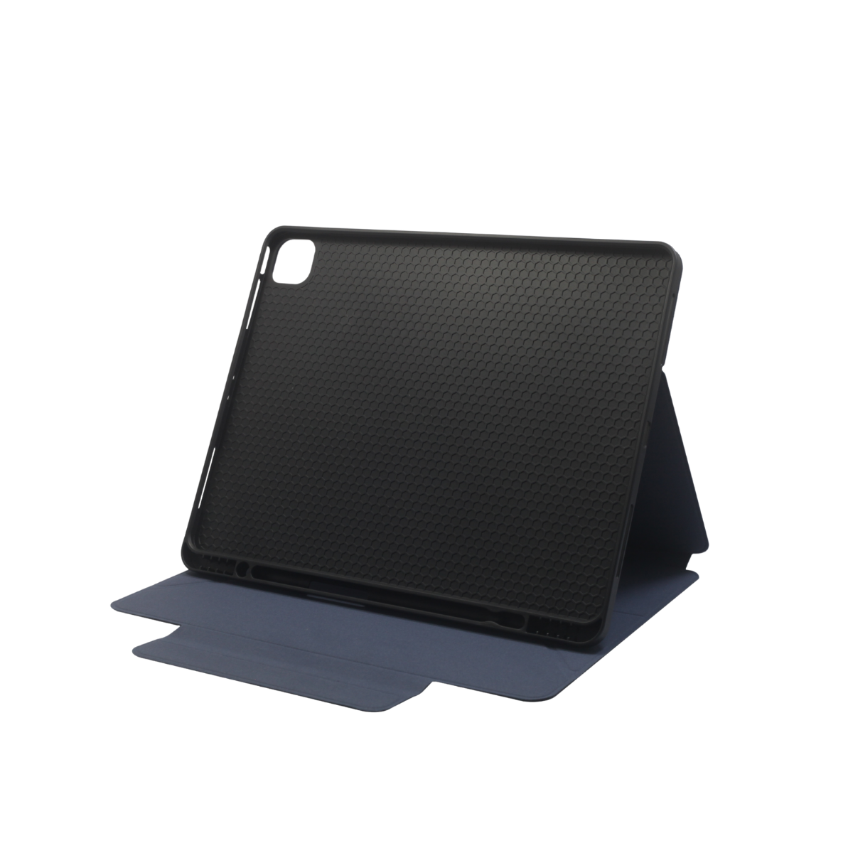 Petek desenli siyah bir tablet kılıfı, mavi bir kapakla destekleniyor. Arka plan siyah.
