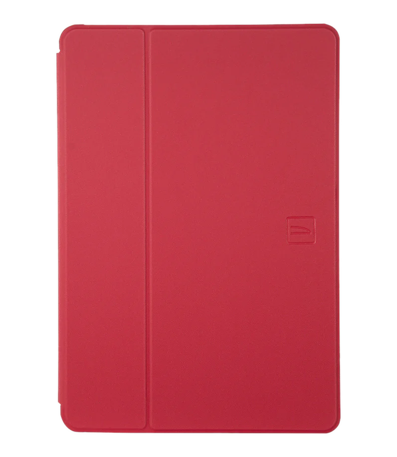 Eine rote Tablet-Hülle. Der Koffer ist geschlossen, rechteckig, mit kleinem Logo. Der Hintergrund ist schwarz.