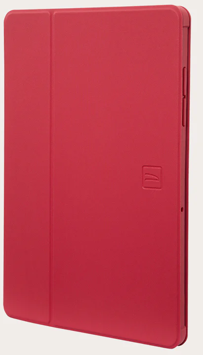 Eine rote Tablethülle, geschlossen und aufrecht stehend. Die Hülle hat eine glatte Textur mit einem Logo auf der Vorderseite. Der Hintergrund ist weiß.