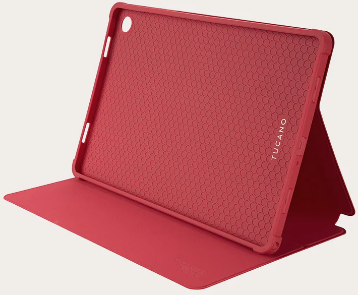 Rote Tablet-Hülle von Tucano, offen und stehend. Die Innenseite hat ein Wabenmuster. Die Abdeckung ist gefaltet, um das Tablet zu stützen.