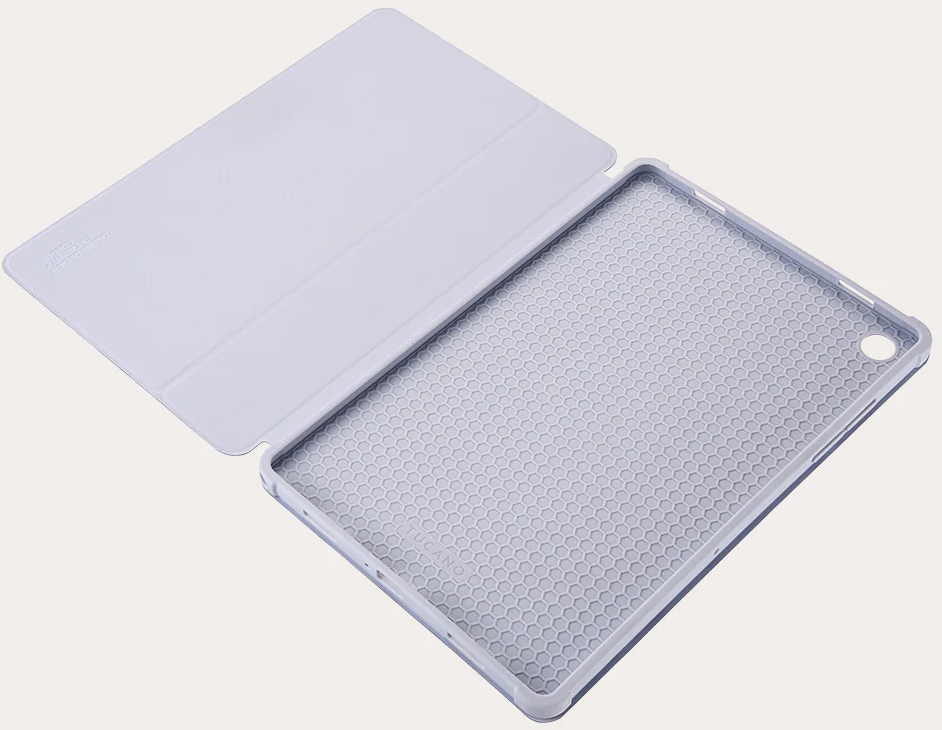 Geöffnete hellgraue Tablethülle. Das Innere hat ein Wabenmuster. Die Abdeckung ist offen. Weißer Hintergrund.