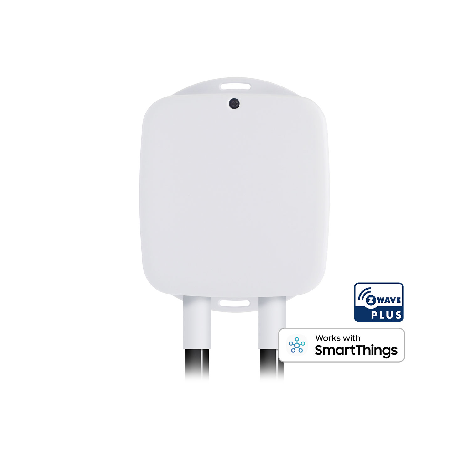 Ein weißer Smart-Stecker mit zwei schwarzen Stiften. Er hat eine kleine Kamera und ein "Works with SmartThings"-Logo.
