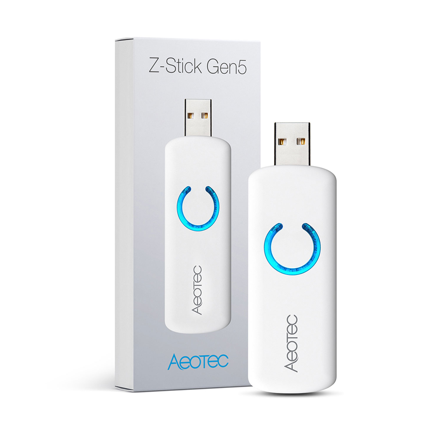 Ein weißer Z-Stick Gen5 mit blauem C-förmigem Licht und seiner Box auf weißem Hintergrund. Das Logo Aeotec ist sichtbar.