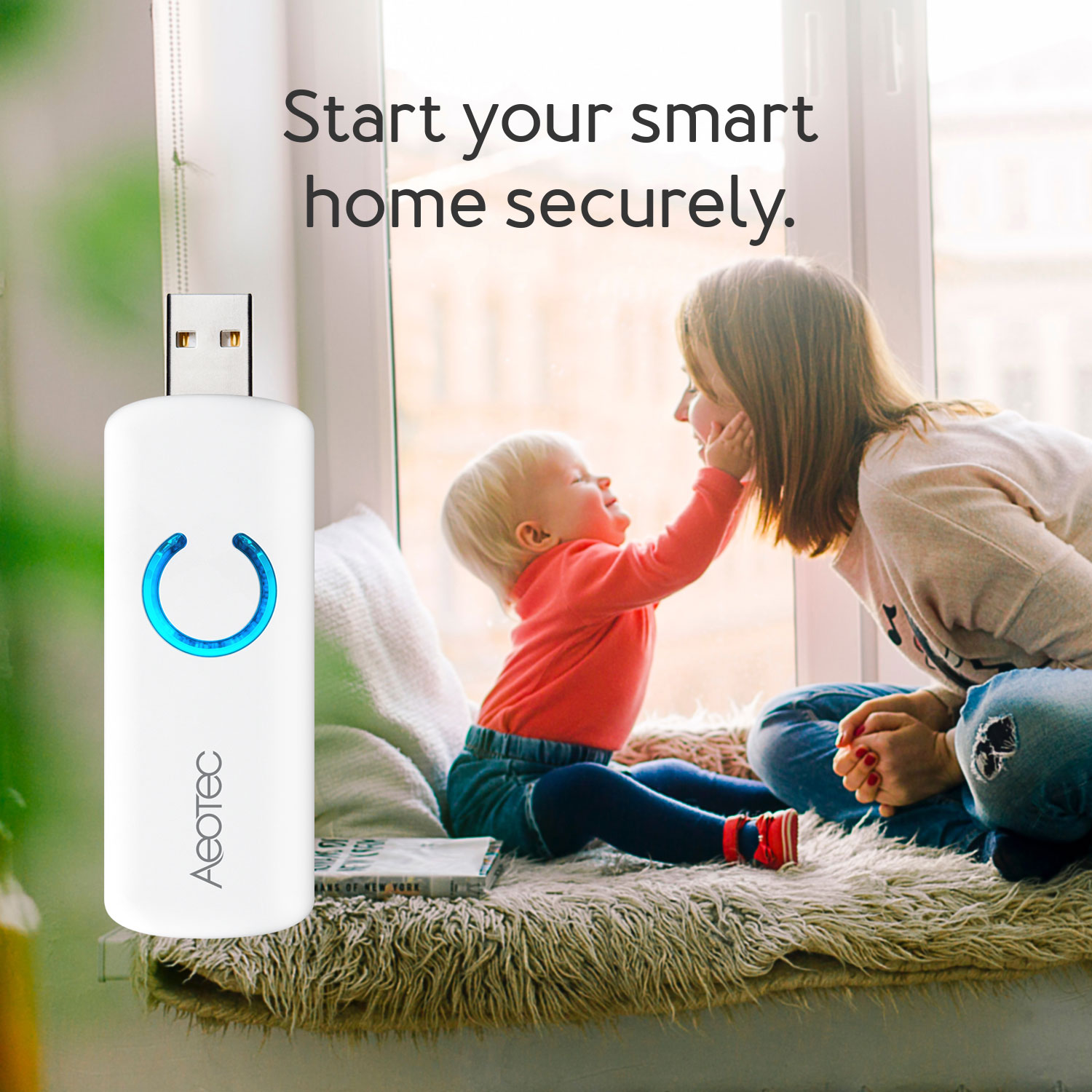 Ein weißes Smart-Home-Gerät mit blauem Licht steht links. Eine Frau und ein Kind sind am Fenster, das Kind greift nach dem Gesicht der Frau.