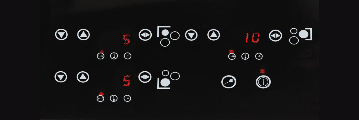 Schwarzes Panel mit weißen Symbolen und roten Zahlen. Tasten sind u. a. oben, unten und Kreise. Die Zahlen 5 und 10 sind sichtbar.