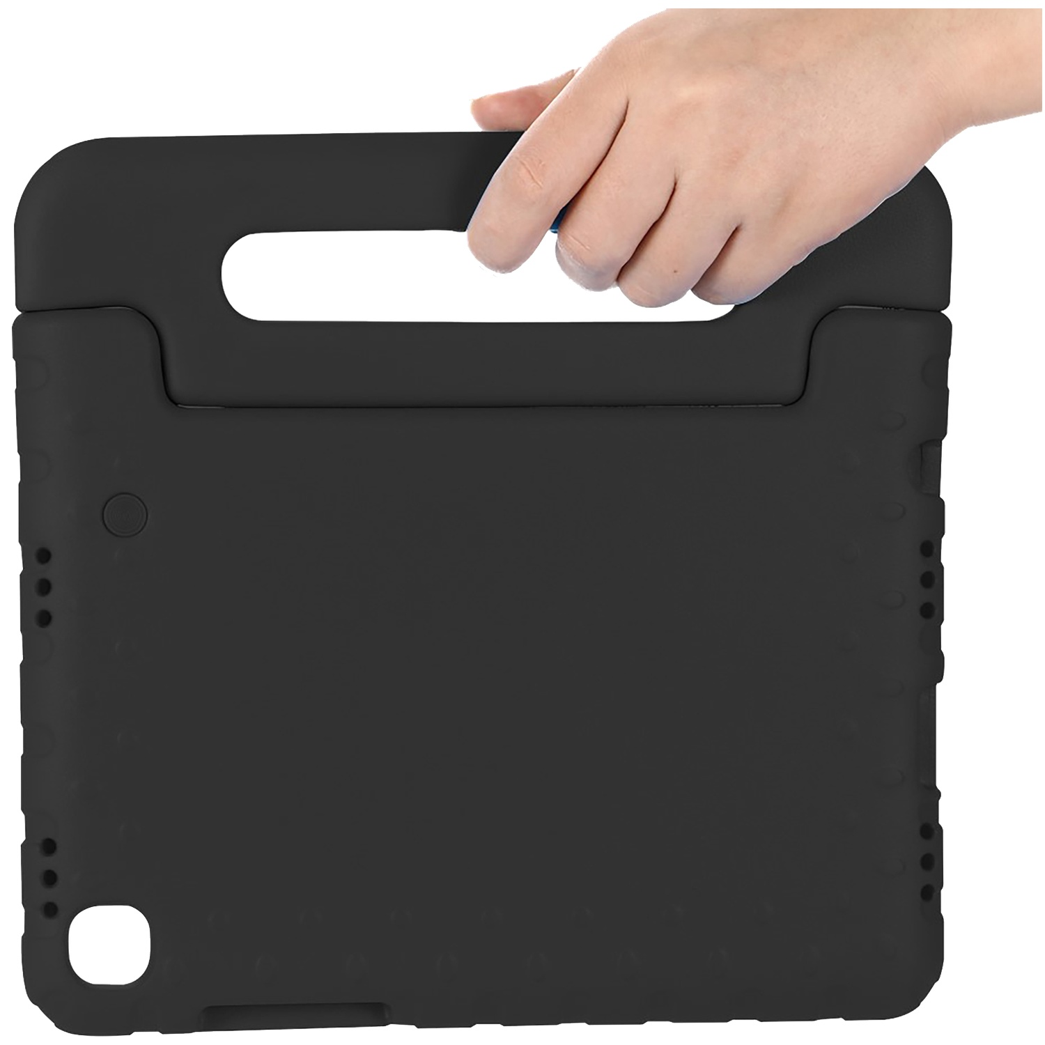 Een zwarte tablethoes met handvat wordt door een hand vastgehouden. De hoes heeft een handvat en beschermt de tablet.