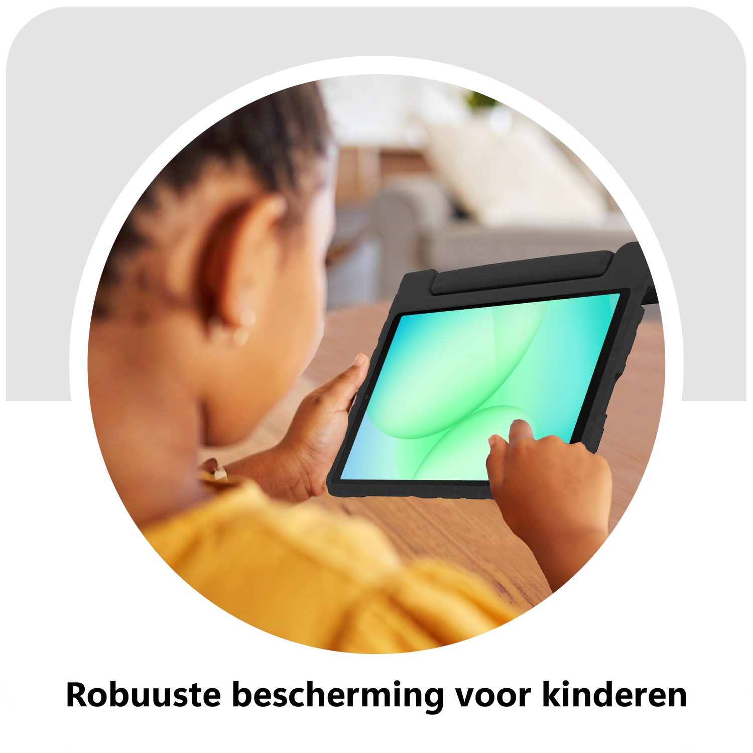 Een kind houdt een tablet met een groen scherm vast. De tablet zit in een zwarte hoes. Het kind draagt een geel shirt.