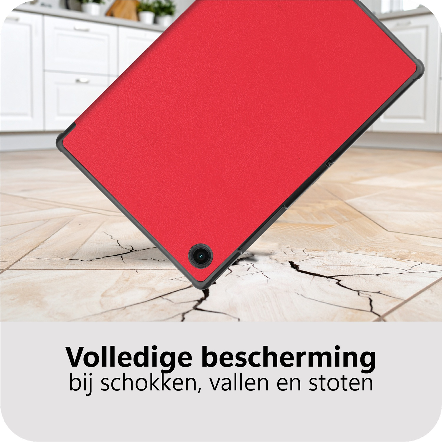 Rode tablethoes op gebarsten houten vloer. Keukenkasten op de achtergrond. Nederlandse tekst onder: 'Volledige bescherming'.