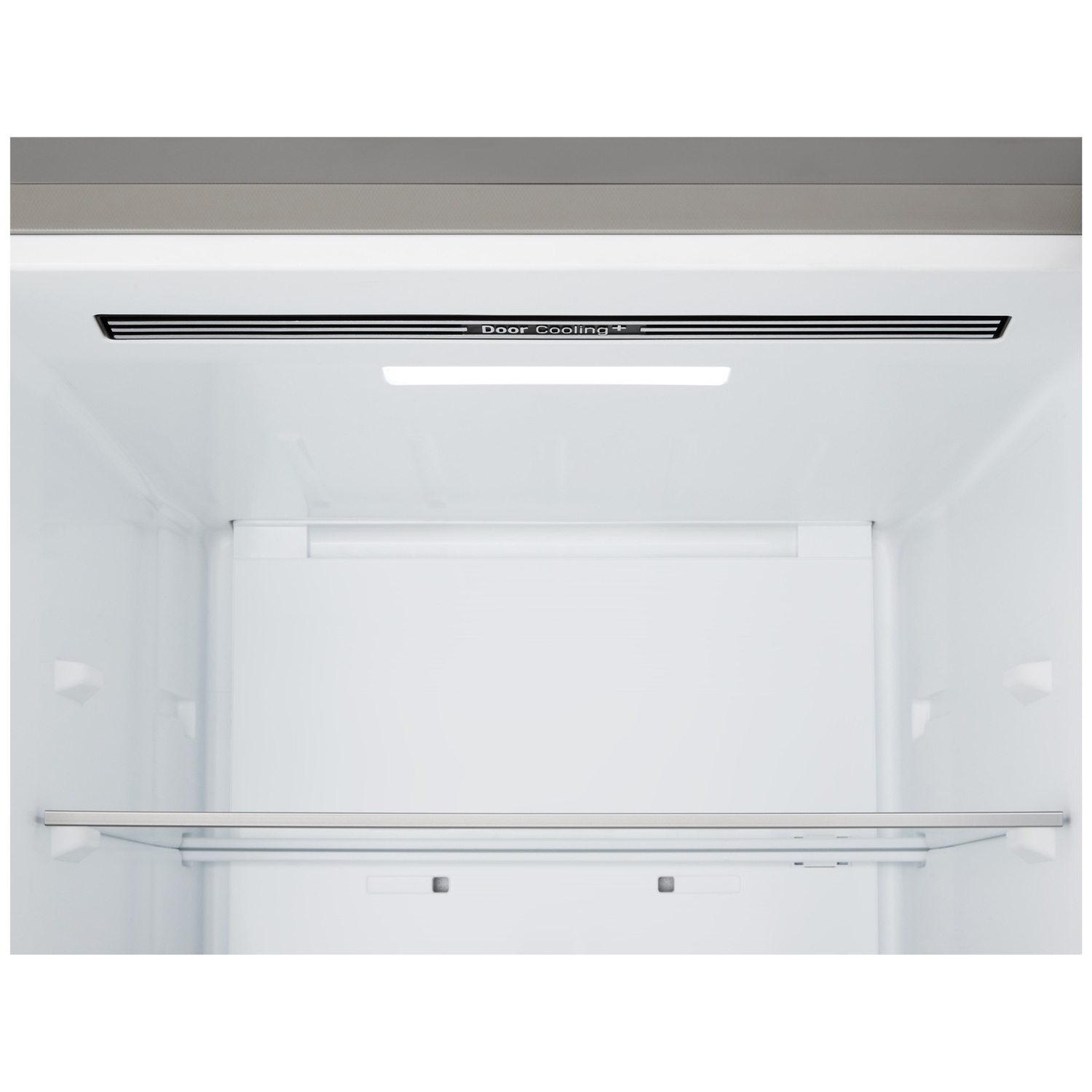 Intérieur d'un réfrigérateur blanc. Une étagère et l'évent 'Door Cooling+' sont visibles. Le haut et le bas sont vides.