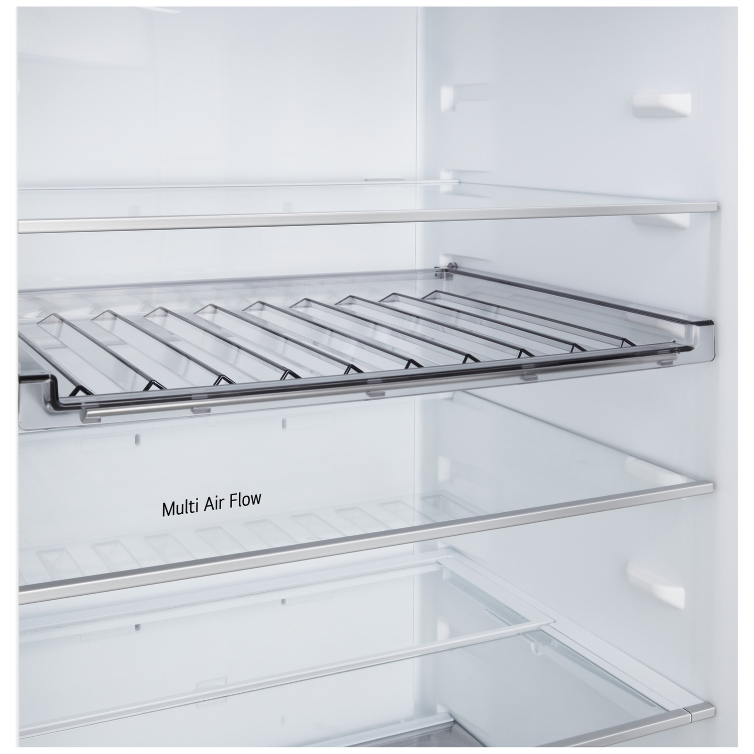 À l'intérieur d'un réfrigérateur. Des étagères en verre avec des cadres en métal, une grille et les mots 'Multi Air Flow' sont visibles.