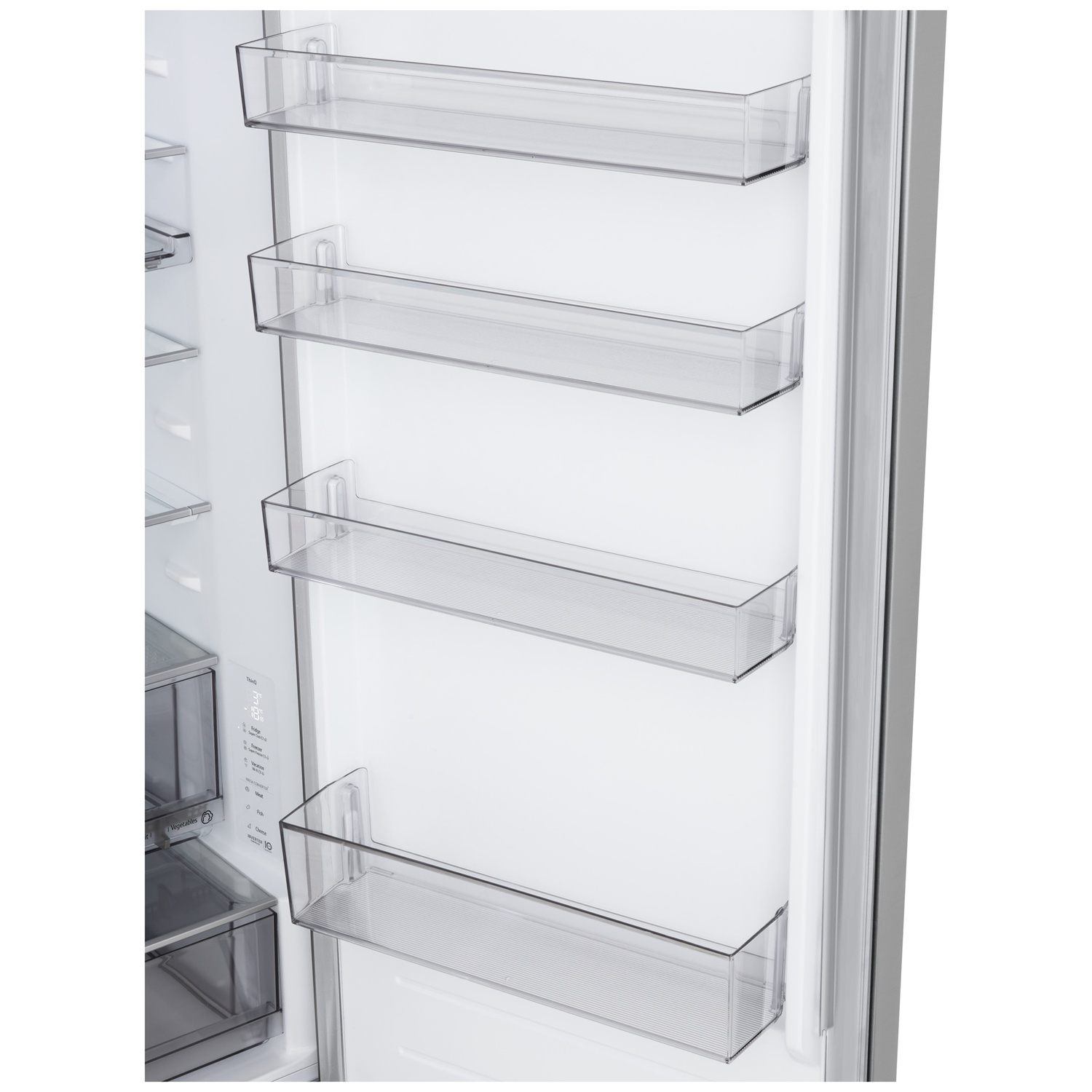 Intérieur d'un réfrigérateur avec étagères transparentes et intérieur blanc. La porte est ouverte, révélant étagères et commandes.