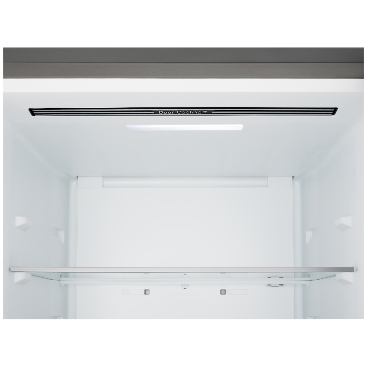 Binnenin een witte koelkast is een glazen plank zichtbaar. Boven, een ventilatieopening met 'Door Cooling +' en een lamp. De koelkast is leeg.