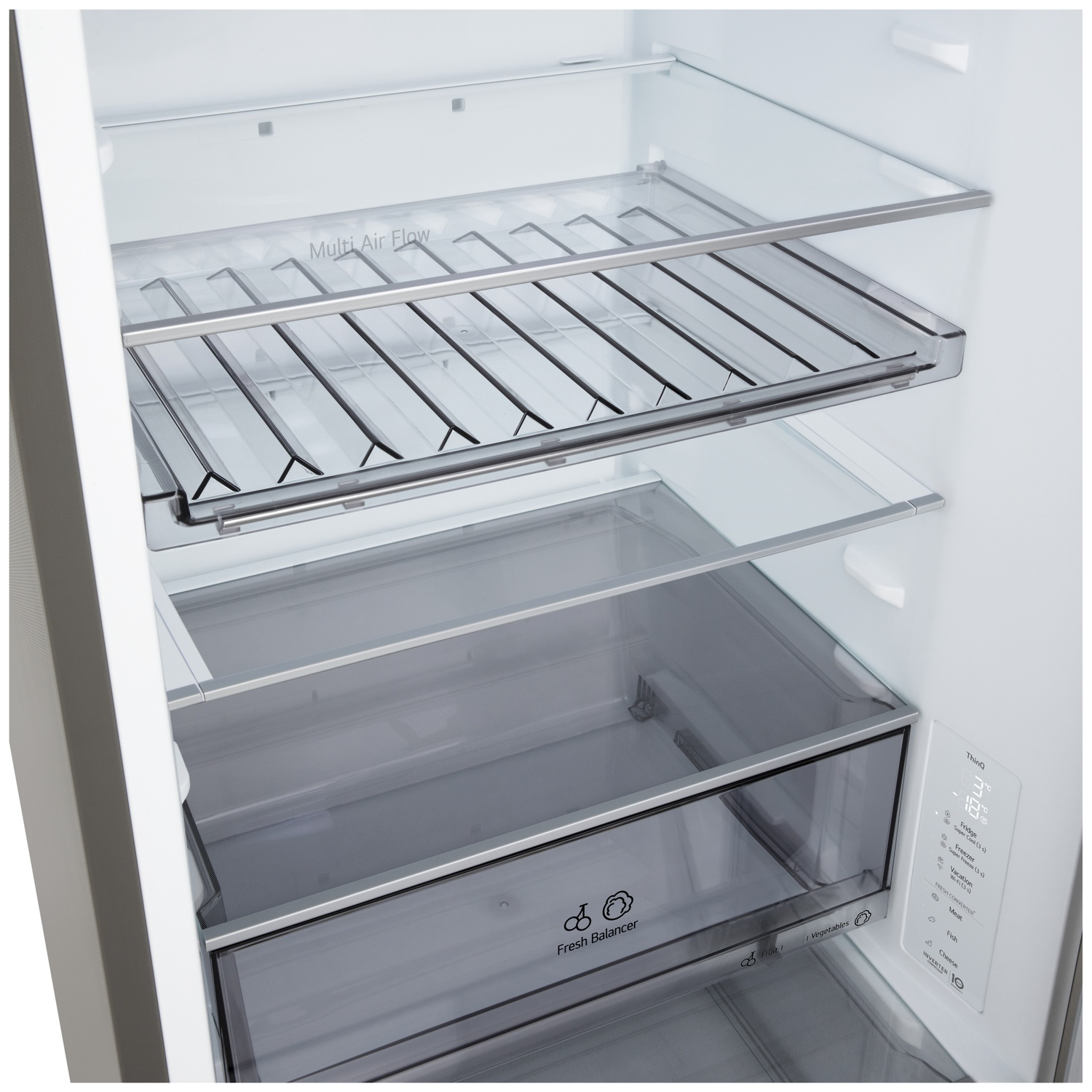 Binnen in een koelkast zijn glazen planken en laden zichtbaar. Kenmerken zijn 'Multi Air Flow' en een 'Fresh Balancer' lade.