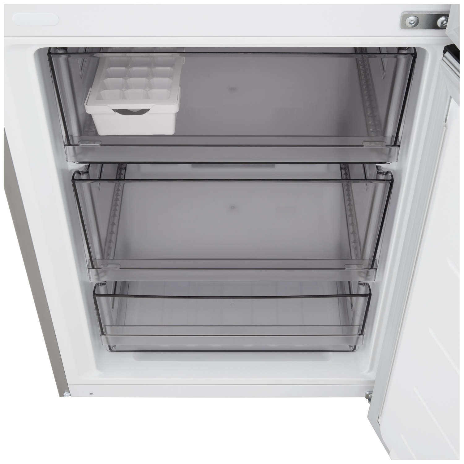 Open vriezer met drie transparante lades. Een ijsblokjesbakje staat in de bovenste lade. Wit interieur, witte deur.