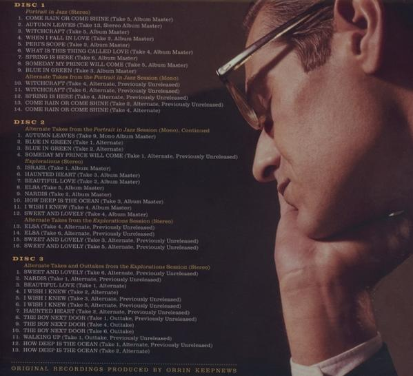 Ein Mann mit Brille blickt nach unten, im Hintergrund ist eine Liste von Songtiteln auf einem CD-Cover zu sehen.