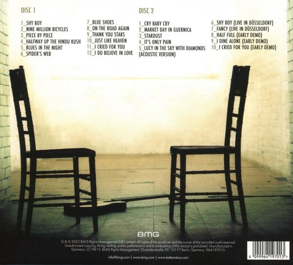 Zwei Holzstühle stehen sich gegenüber, dazwischen eine Gitarre. Album-Trackliste ist sichtbar.