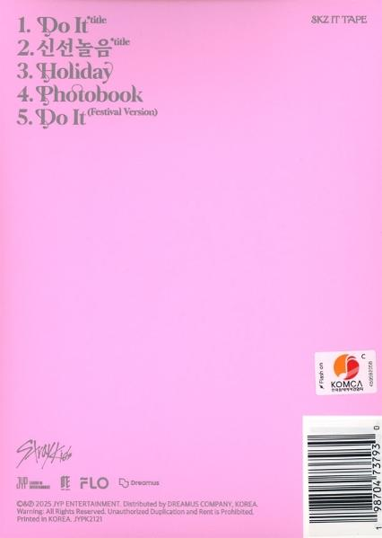 Rosa Albumcover mit Text: Do It, Holiday, Photobook und einem Barcode. Der Titel SKZ IT TAPE steht oben.