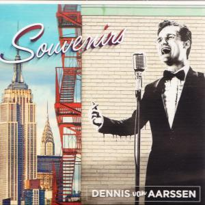Ein Mann im Smoking singt in ein Mikrofon, im Hintergrund die Skyline von New York und eine Feuerleiter.