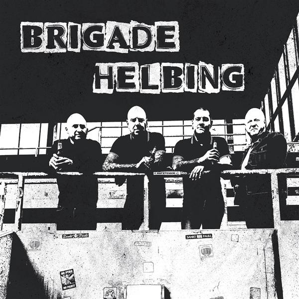 Vier glatzköpfige Männer stehen hinter einem Geländer und halten Flaschen. Der Bandname 'Brigade Helbing' steht oben. Der Hintergrund ist ein Stadion.