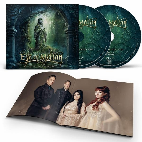 Albumcover: Frau im Wald, zwei CDs, Bandmitglieder in einem geöffneten Booklet.