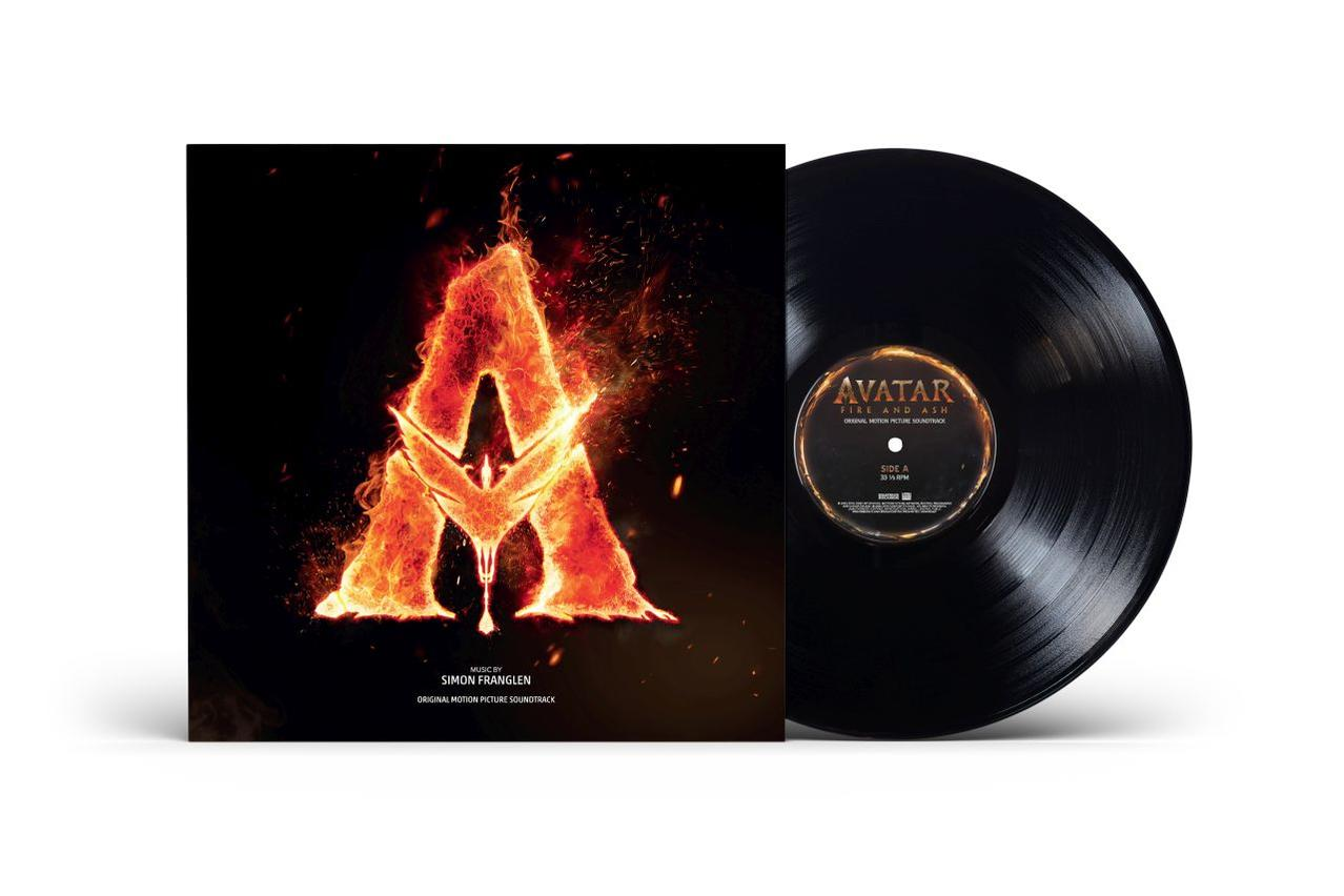 Das Albumcover des Soundtracks von Avatar: Fire and Ash. Es zeigt ein feuriges 'A' mit einer Schallplatte rechts.
