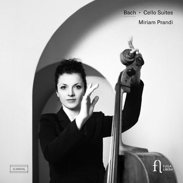 Eine Frau hält ein Cello, ihre Hände sind erhoben. Oben steht Bach Cello Suites, Miriam Prandi. Das Bild ist schwarz und weiß.