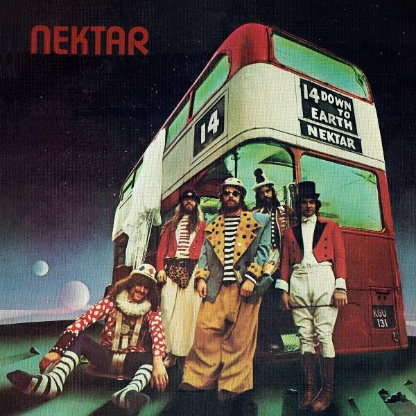 Albumcover mit einem Doppeldeckerbus und einer Band. Die Bandmitglieder tragen bunte Kostüme vor Weltraumhintergrund.