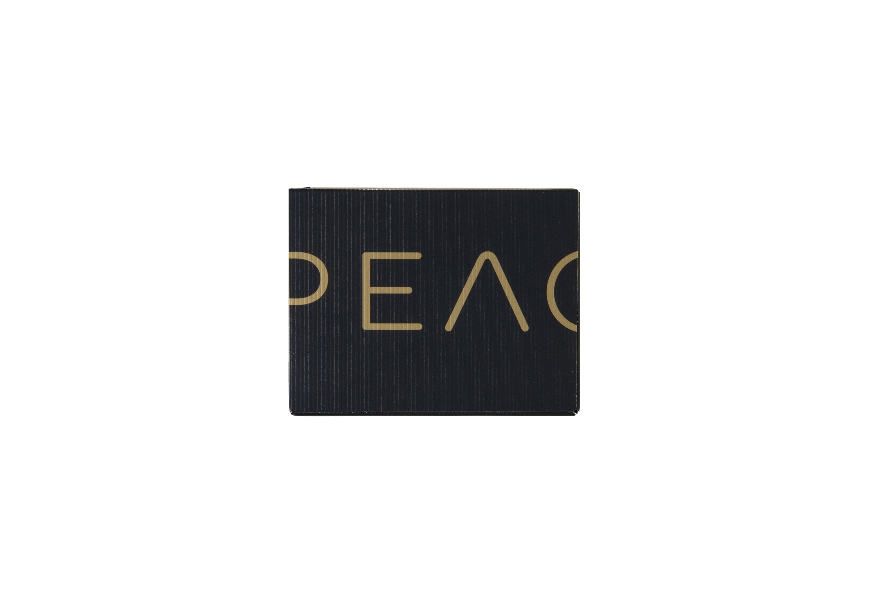 Eine schwarze Box mit vertikalen Linien. Auf der Vorderseite steht das Wort PEACE in goldenen Buchstaben.