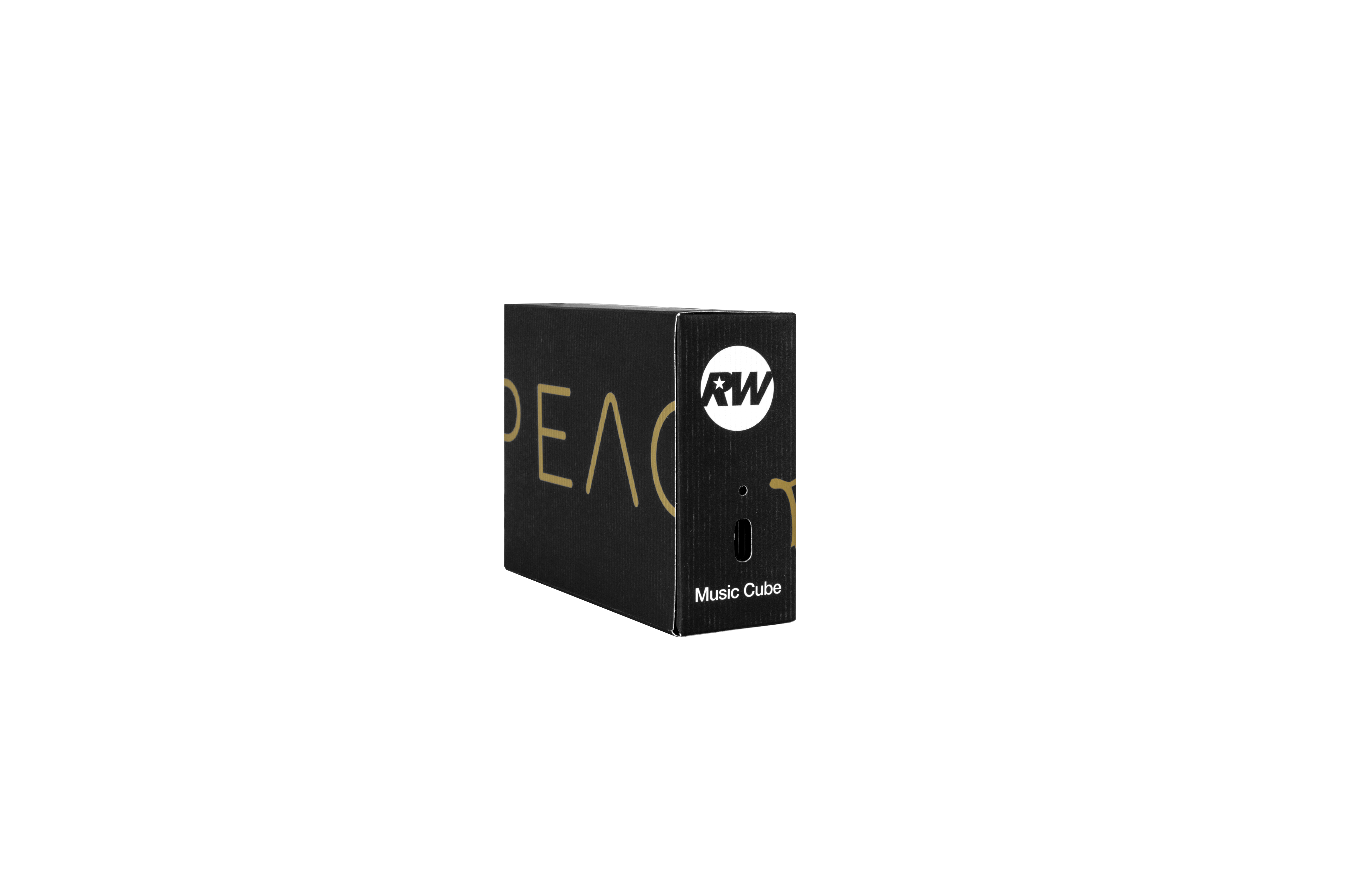 Eine schwarze, würfelförmige Box mit goldenem Text und einem weißen Logo auf weißem Hintergrund. Es steht 'Music Cube'.