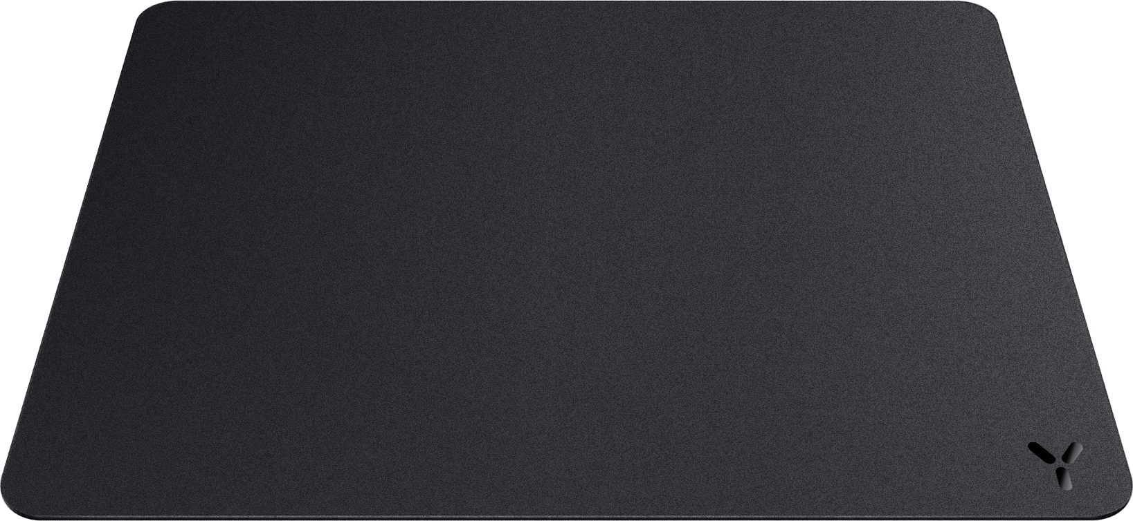 Un tapis de souris noir avec des coins arrondis. Un petit logo est dans le coin inférieur droit. La surface a une finition texturée.