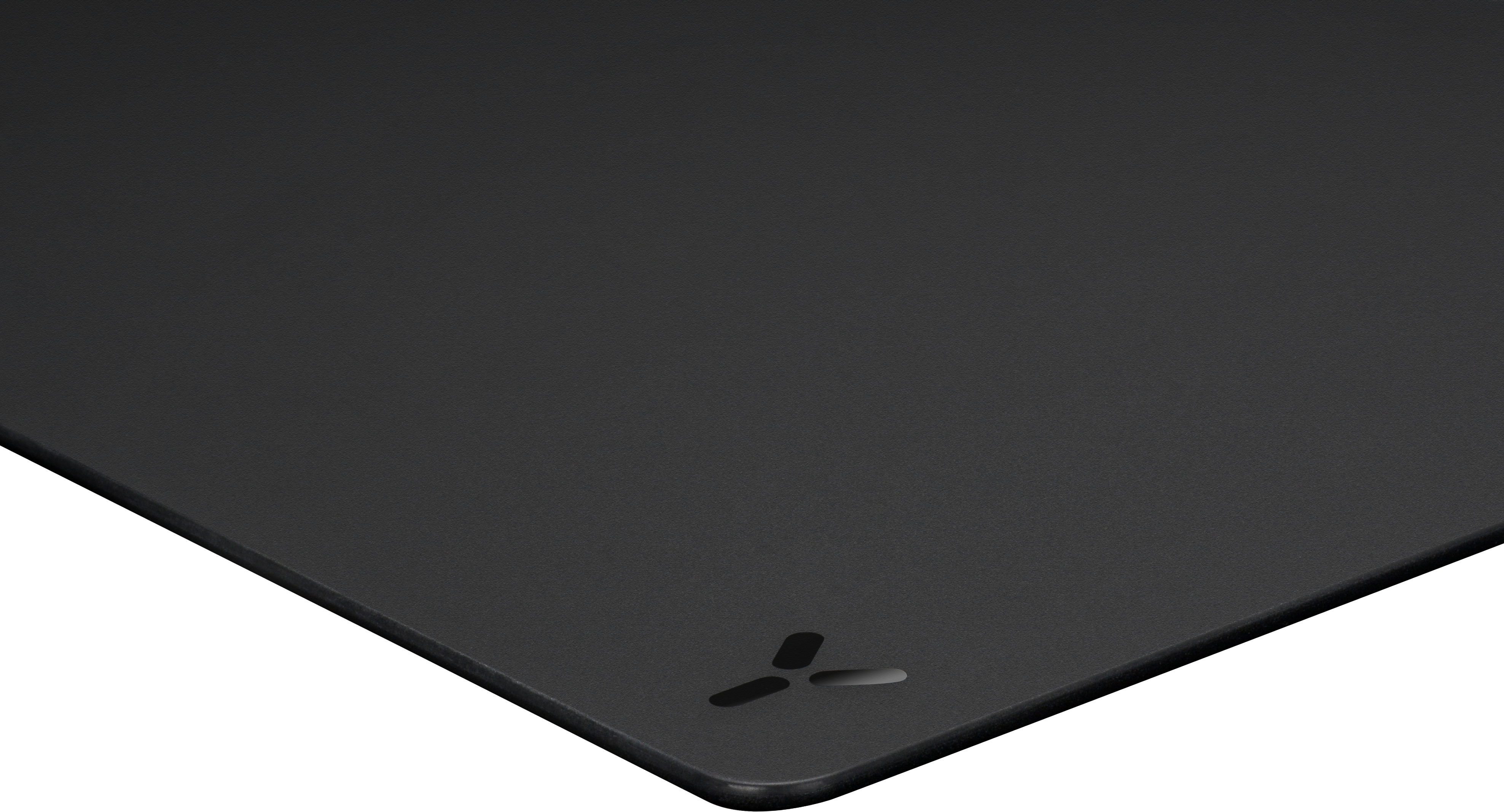 Surface noire texturée avec un coin visible. Petit logo dans le coin. Fond noir.
