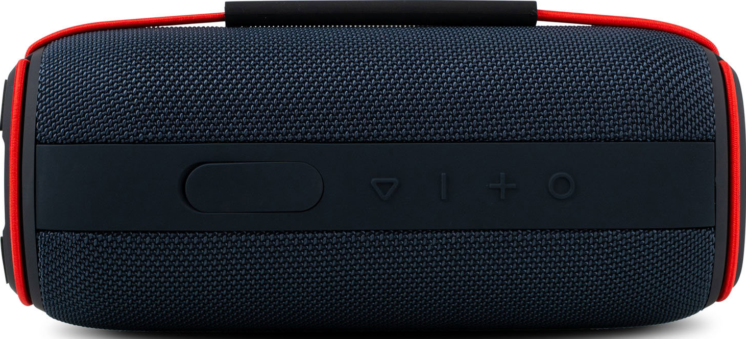 Un haut-parleur bleu foncé avec une surface texturée, des accents rouges et une poignée noire. Il a des boutons et un port.