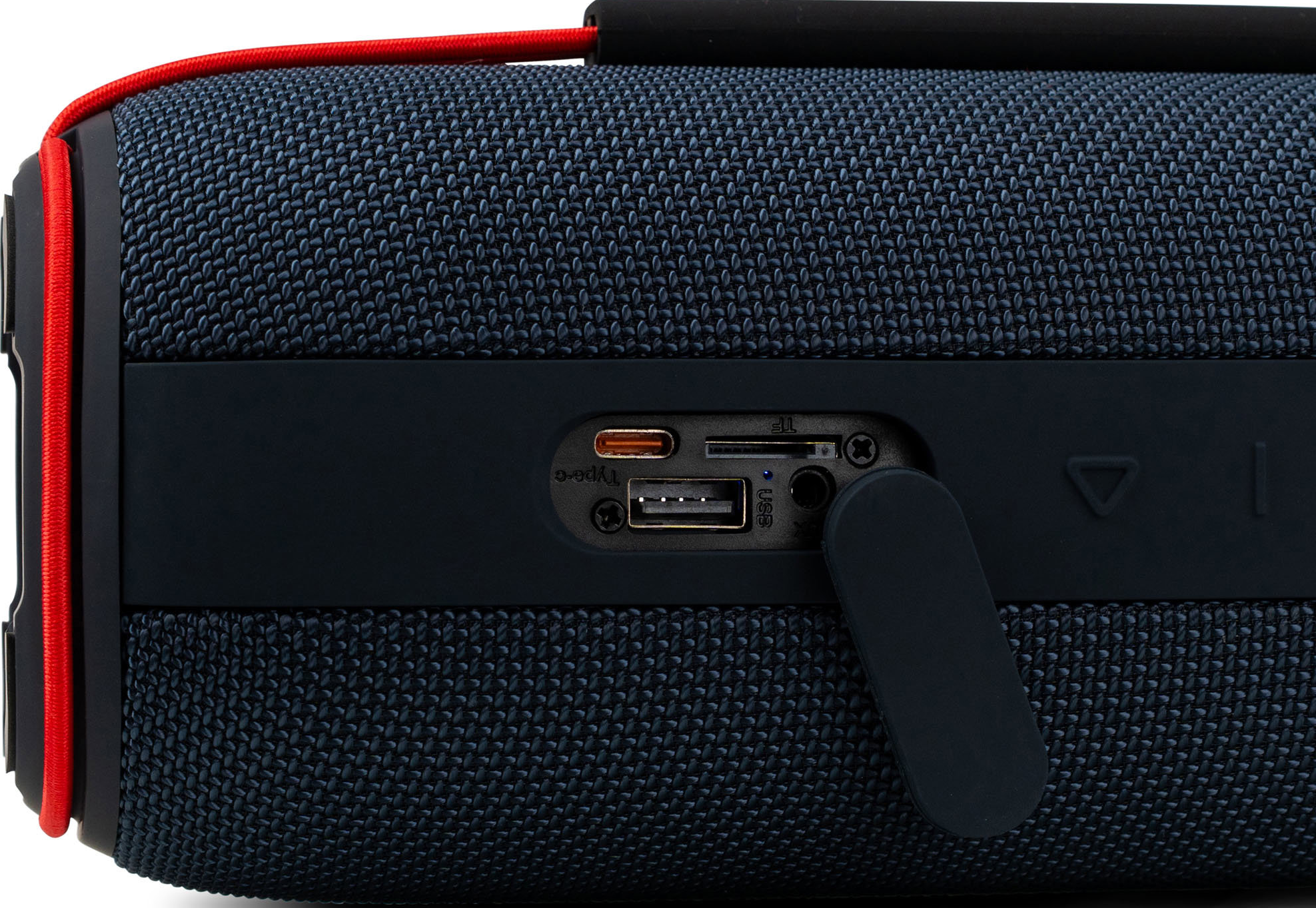 Gros plan sur un haut-parleur bleu foncé. Il possède des ports USB, Type-C et carte SD. Un cordon rouge longe le bord supérieur.