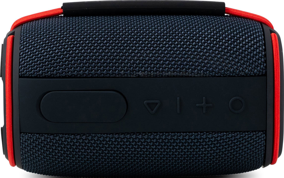 Un haut-parleur portable bleu foncé avec des accents rouges. Dispose d'une poignée et de boutons noirs, dont le contrôle du volume et l'alimentation.