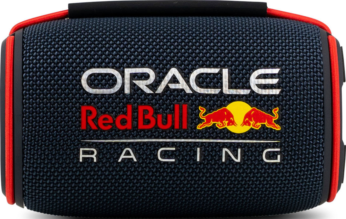 Un haut-parleur cylindrique avec le logo Oracle Red Bull Racing, des accents rouges et une poignée noire. Le fond est bleu foncé.