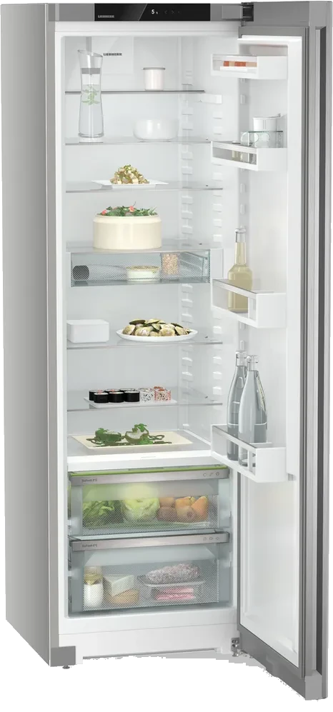 Offener Kühlschrank mit Lebensmitteln: Kuchen, Sushi, Gemüse, Flaschen und Gläser. Innenraum ist gut beleuchtet und organisiert.
