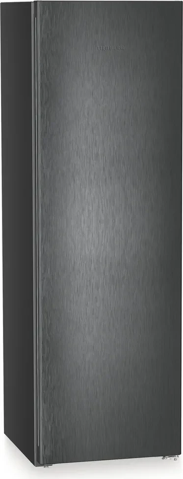 Ein hoher, dunkelgrauer Kühlschrank mit gebürsteter Metalloptik. Er hat eine einzelne Tür und das Liebherr-Logo ist sichtbar.