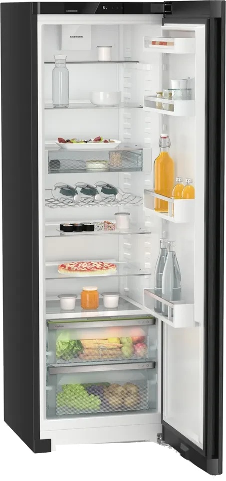 Offener Kühlschrank, gefüllt mit Lebensmitteln: Saft, Gemüse, Obst und Wasserflaschen. Er hat mehrere Regale und Schubladen.