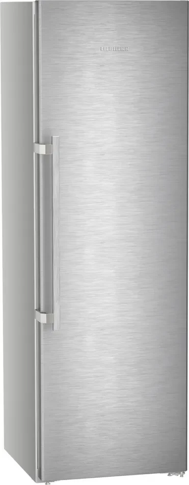 Ein Kühlschrank aus Edelstahl mit langem Griff. Das Liebherr-Logo ist sichtbar. Die Tür ist geschlossen.