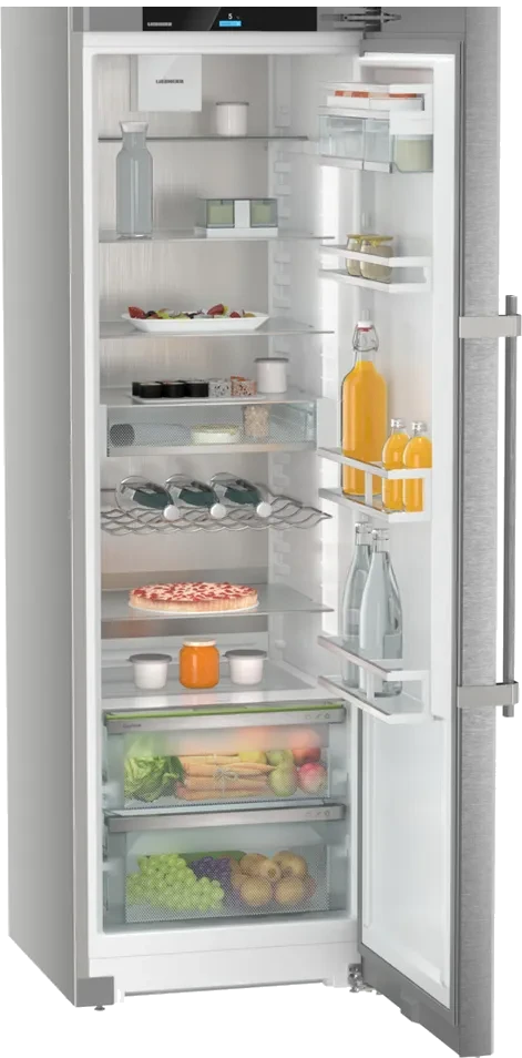 Offener Kühlschrank mit Lebensmitteln: Obst, Gemüse, Getränke und andere Artikel. Regale sind mit verschiedenen Produkten bestückt.