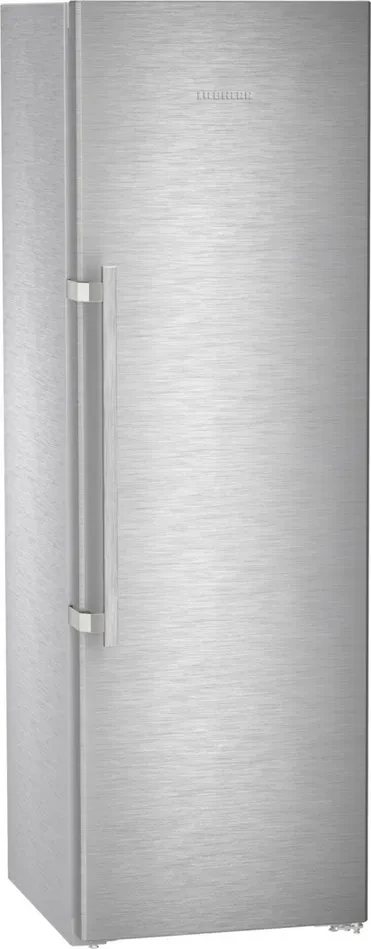 Ein hoher Kühlschrank aus Edelstahl mit vertikalem Griff. Der Markenname 'Liebherr' ist sichtbar.