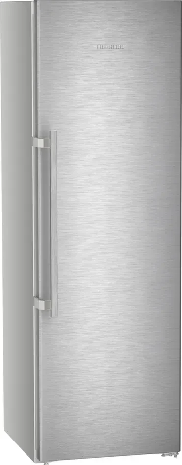 Ein hoher Kühlschrank aus Edelstahl mit vertikalem Griff auf der linken Seite. Der Markenname LIEBHERR ist sichtbar.