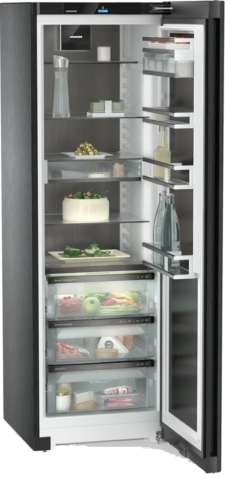 Offener Kühlschrank voller Lebensmittel. Glasböden mit Kuchen, Gemüse und Flaschen. Schubladen enthalten Früchte und Fleisch.