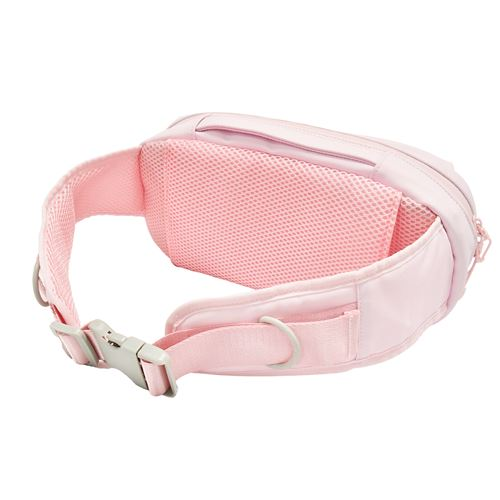 Un bolso de cintura rosa claro con panel trasero de malla, hebilla y cremallera. La correa se conecta con un anillo de metal.