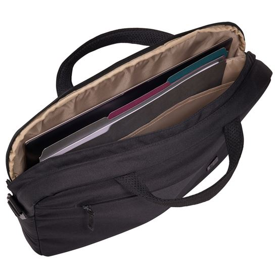 Maletín negro abierto con documentos y portátil dentro. Forro beige visible. Asas arriba y bolsillo con cremallera en la parte delantera.