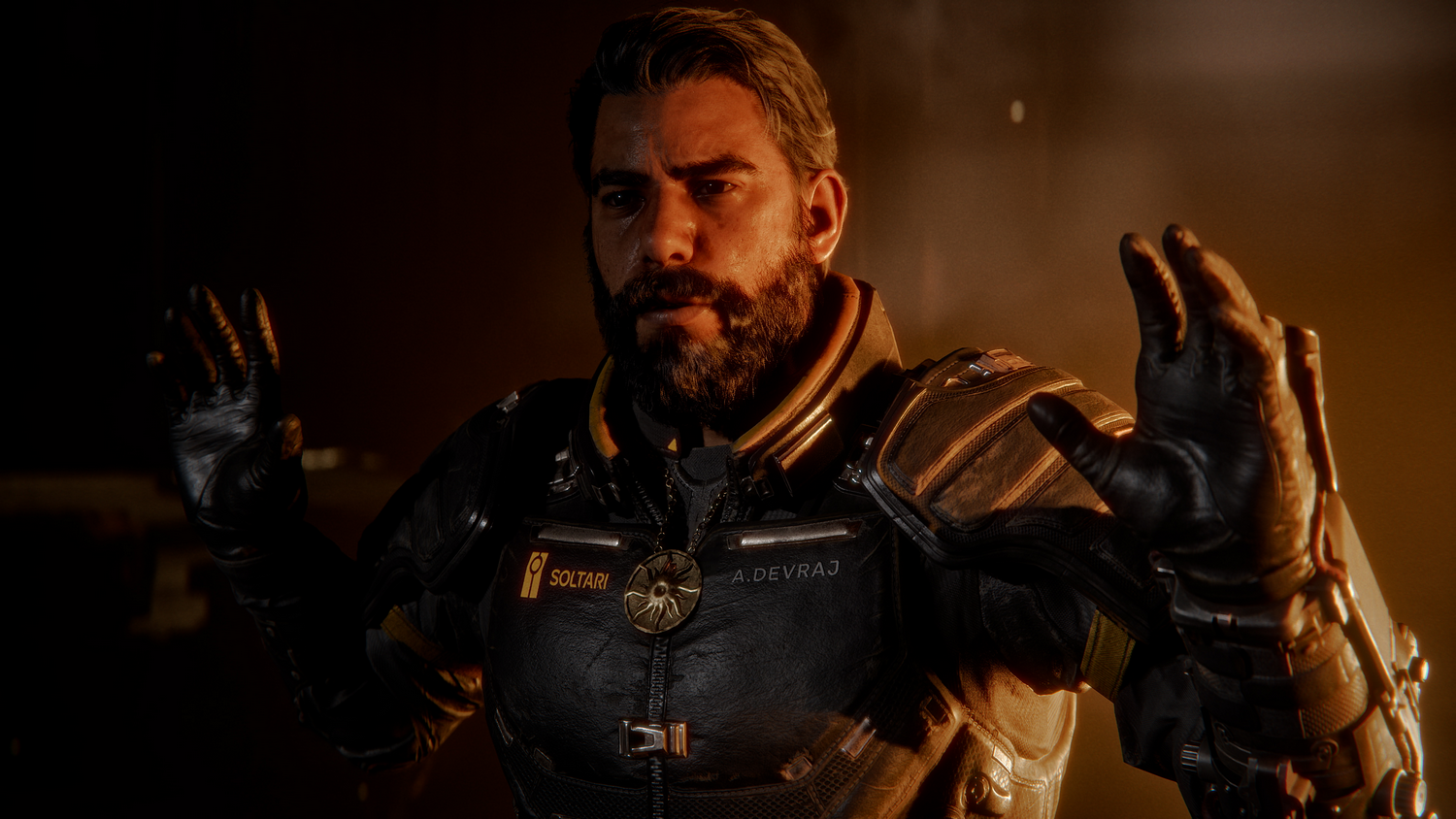 Un hombre con uniforme negro y dorado levanta las manos. Tiene barba y un colgante. El fondo es oscuro y de tonos cálidos.