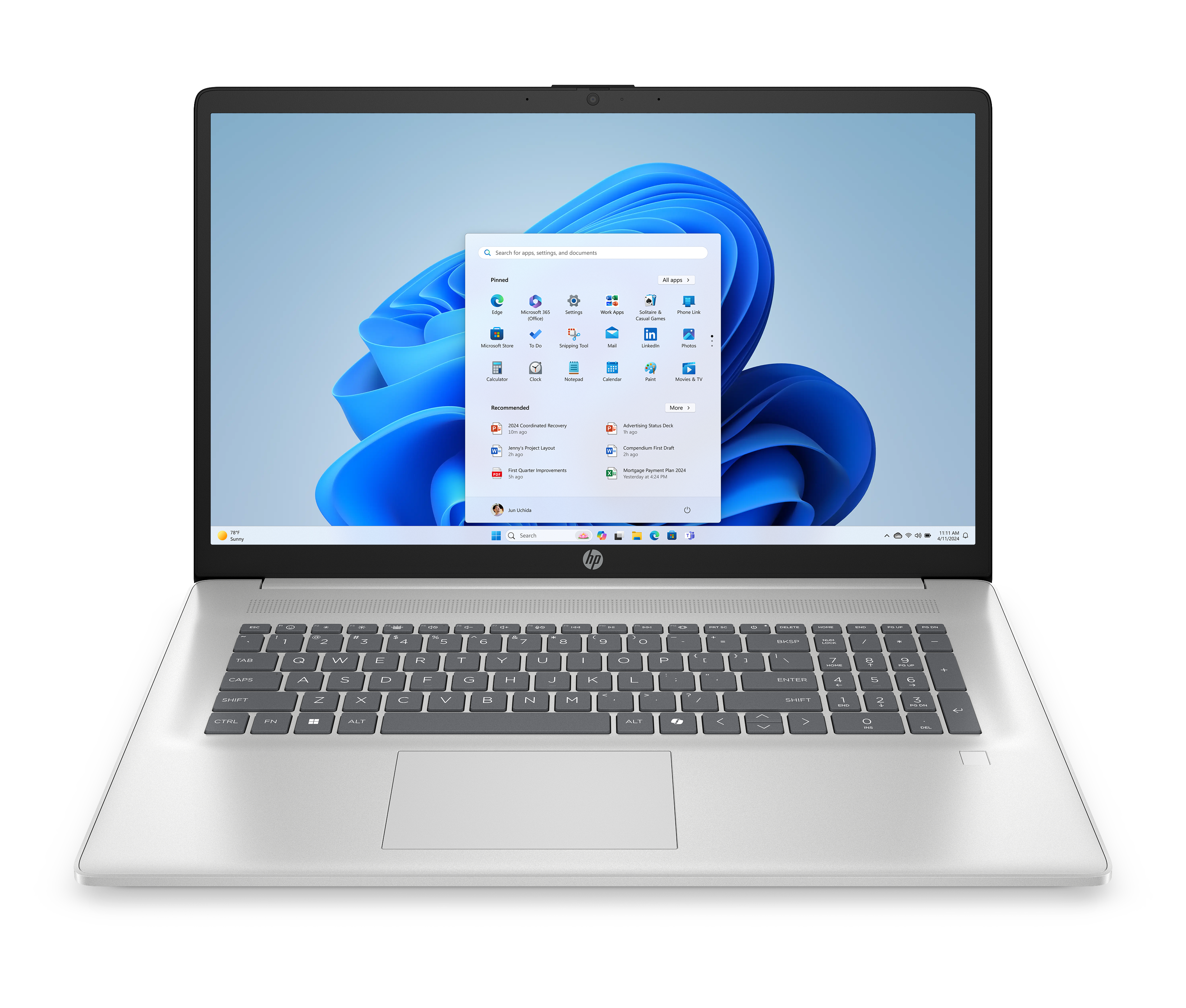 Laptop z interfejsem Windows 11. Ekran wyświetla przypięte i polecane aplikacje, a pod spodem klawiatura.