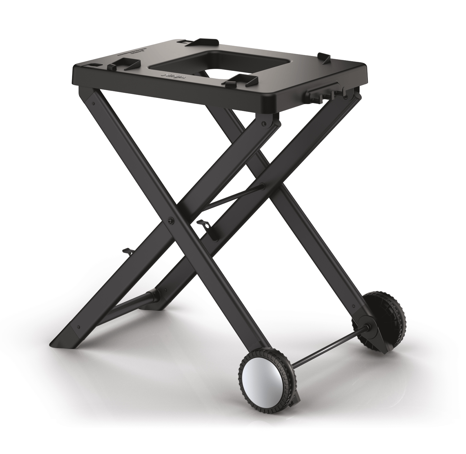 Soporte plegable negro con ruedas. La parte superior tiene una plataforma cuadrada. Las patas se cruzan en forma de X. Ruedas abajo.