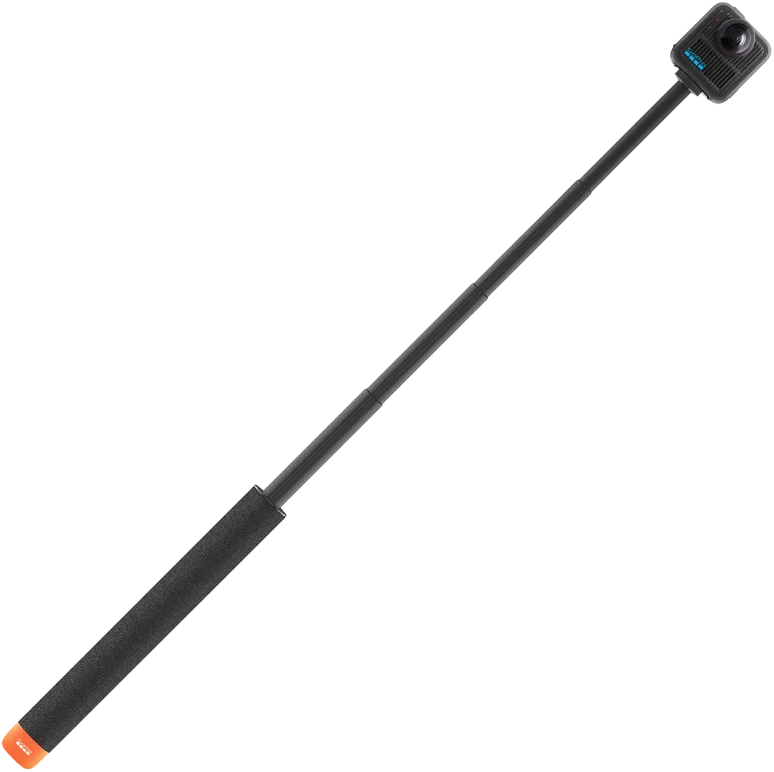 Una cámara GoPro negra sujeta a un palo selfie negro. El mango tiene un agarre de espuma negra con un extremo naranja.